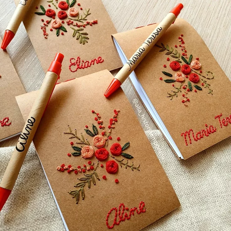Handbesticktes Notizbuch aus Papier